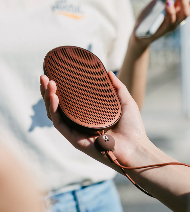 Beoplay P2 BROWN / ベオプレイP2 ブラウン LINEと北欧B&Oがコラボ、“ブラウン”のワイヤレススピーカー - AV Watch